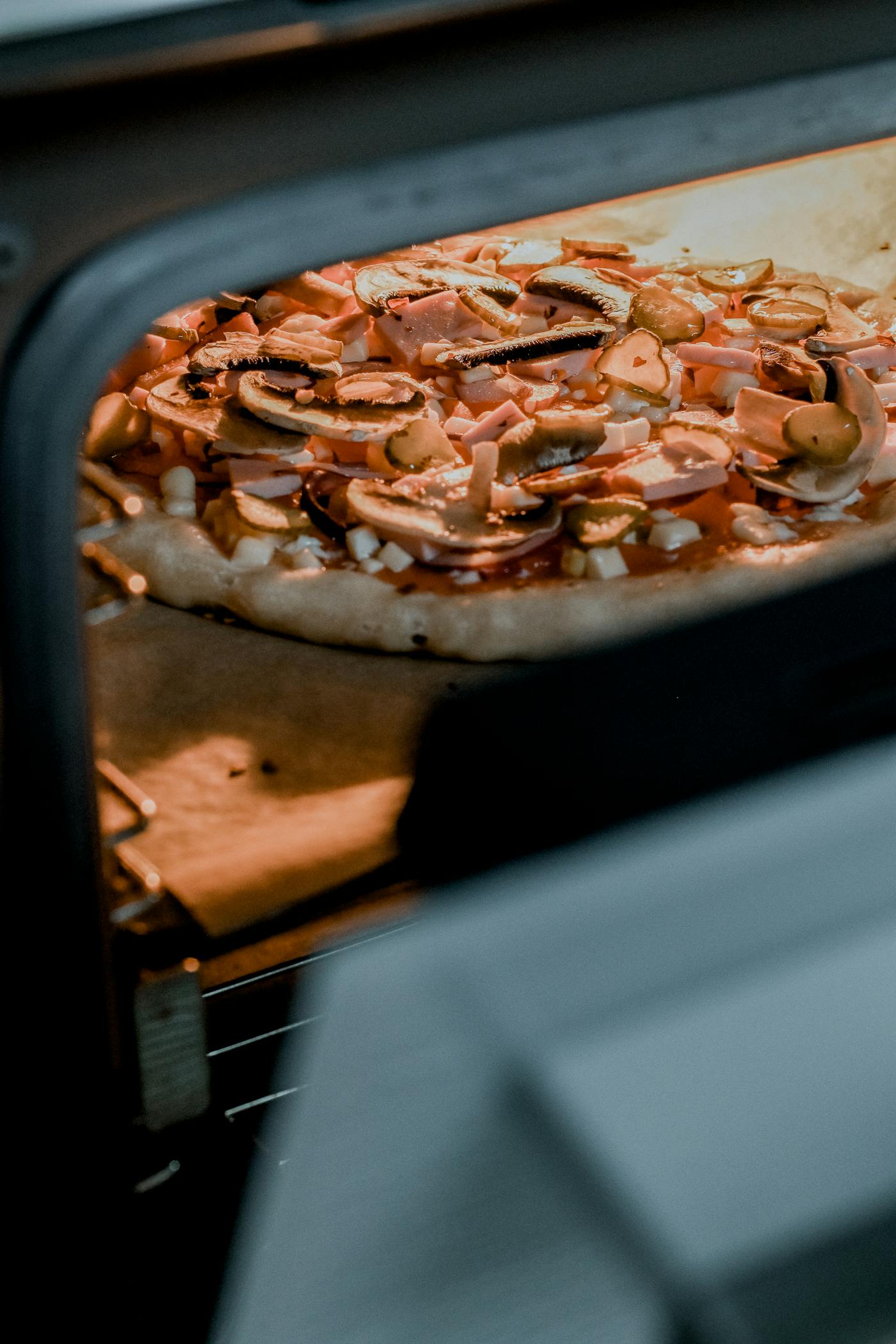 Pizza dans le four chaud